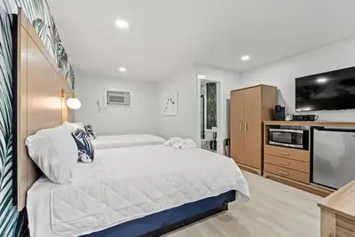 Image de Sunny Studio Near the Beach at Palm Court (#3)