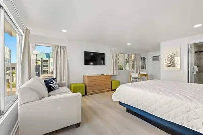 Image de Sunny Studio Near the Beach at Palm Court (#8)