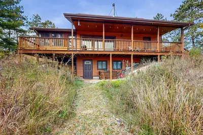 Image de Peaceful lakeside retreat with prairie views, fire pit, grill, kayaks & canoe