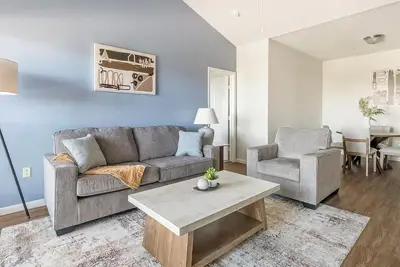 Landing | Chic 2bd, Pool, Gym