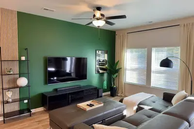 Image de Modern 2br Townhome w/ Dedicated Workspace • Near Uptown & Airport