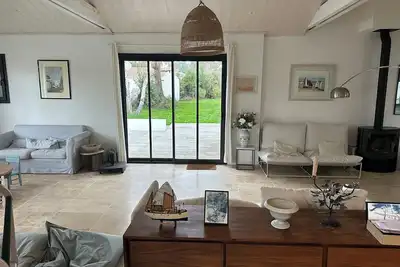 Image de Maison confortable et contemporaine, grand jardin, 5 minutes à pieds de la plage