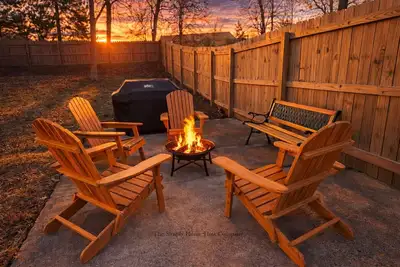 Image de Fire Pit • Fenced Yard • Pets Ok • Near Airport