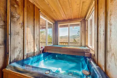 Image de Cozy Log Cabin, Sleeps 4・Hot Tub・Deck・Fireplace