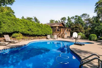 Image de Serene Cabin, Sleeps 14・Pool・Hot Tub・Game Room