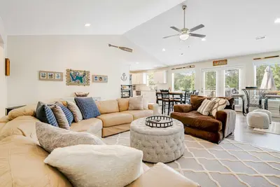 Image de Cozy Lakefront Home, Sleep 12・Private Dock・Hot Tub