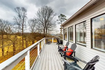 Image de Ultimate Lake Cabin in Deerfield Resort, Sleeps 16・Hot Tub・Outdoor Fun