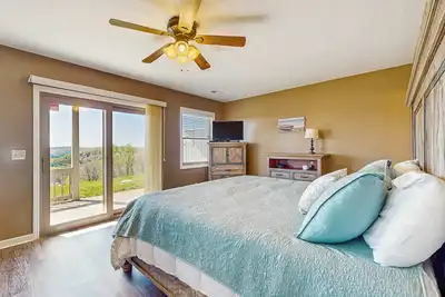 Image de Homey Lakeview Condo, Sleeps 10・Pool/Tennis Access