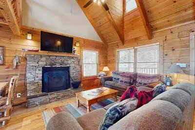 Image de Peaceful Cabin, Sleeps 12・Mtn views・Hot Tub・Games