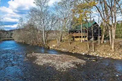 Image de Riverfront cabin with Free Attraction TIckets & lush greenery