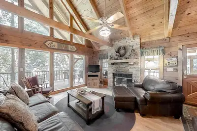 Image de Cozy Custom Cabin, Sleeps 9・Private Pond・Hot Tub