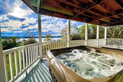 Image de Luxury Lakefront Home・Hot Tub・Dock・Games・Firepit