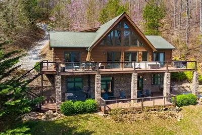 Image de Relaxing Waterfront Stay, Sleeps 16・Deck・Hot Tub