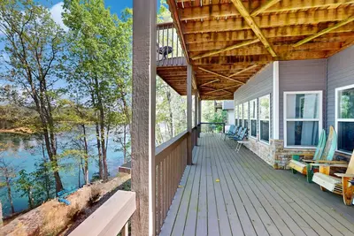 Image de Lakefront Retreat, Sleeps 12・3 Boat Slips・Decks