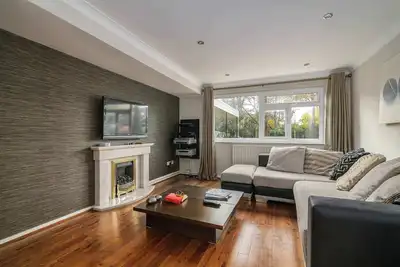 Image de Spacious 2 Bed Home with Parking Near City Centre