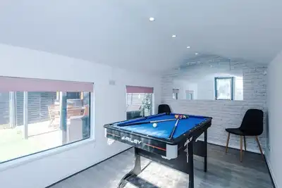 Image de Game Room | Summer House | 3Bed Home In Stretford