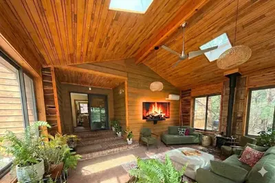 Image de Luxury Wooded Retreat: Sunroom, Views, Game Room