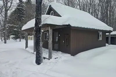Image de Bear Necessity Cabin Melstrand, Mi