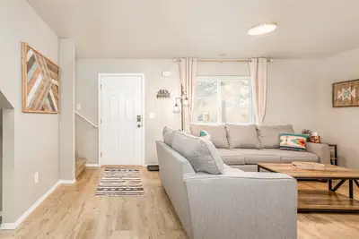 Image de Modern Comfort with Western Flair – 3br/2ba Townhome!