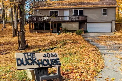 Image de 3 Bedroom house w/ lake access, hot tub and pet friendly!