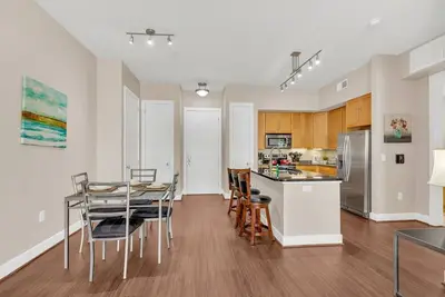 Image de Amazing Location! 2bd - Free Parking - City Center