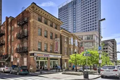 Downtown Stay Near Harbor & Stadiums