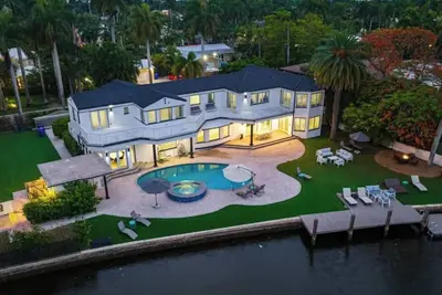 Image de Mansion on the Bay, pool, Dock, 6k+Sf