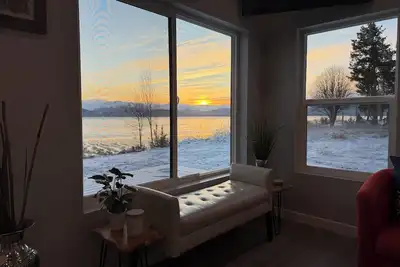 Image de Stunning modern 2-bedroom Beach House with waterfront and glacier views