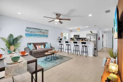 Image de Large Group Getaway/Family Vacation+6 Br/4 Ba+3 Miles to Ami Beaches+Firepit!