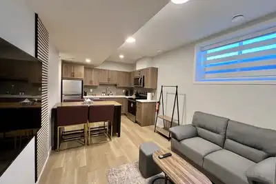 Image de Atya’s Yellow Burrow – Cozy Guest Suite in Seton | Smart Tv, Parking, Laundry