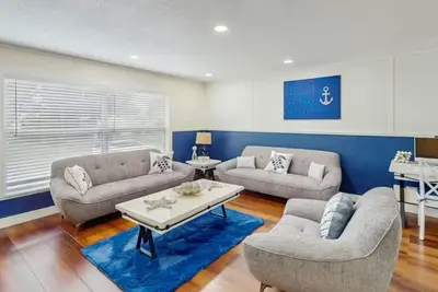 Image de Family‑Friendly 3br House with Movie Room, Air Hockey, Fire Pit & Outdoor Patio! 🌴