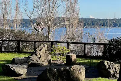 Image de Luxury Waterfront Estate with Private Beach