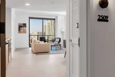 Image de Stylish 1br on 25th Floor • Skyline Views, Pool, Gym & Prime Downtown Stay