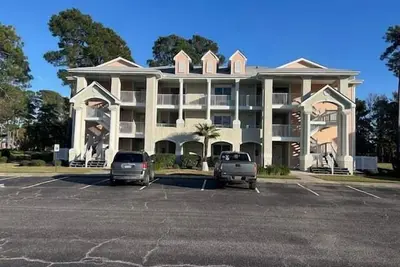 Image de The 19th Hole: Shared pool, fitness center, golf nearby