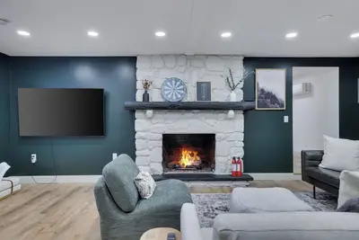 Image de Family Favorite Poconos 5br Retreat w/ Hot Tub + Game Arcade + Kid's Playroom