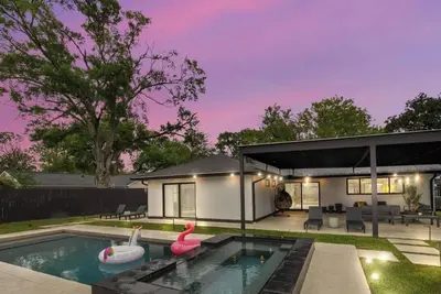 Image de Marble Charm • Private Pool • Spacious Living Area • 3br/2ba • Near Galleria •
