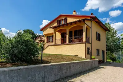 Image de La Villa Italia est située au cœur des forêts du Casentino. Ici, chaque détail raconte l’histoire d’