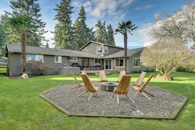Image de Fire Pit, Chic Deck! Family-Friendly Puyallup Home