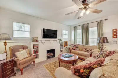 Image de < 1 Mi to Historic Dtwn Texarkana: Charming Home!