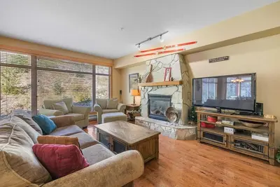 Image de Private hot tub & steam shower at this corner suite. Sleeps 8 with king bed, bunks & sofa bed. Heated entry for boot drying, Bbq patio & underground parking. In Glacier Lodge, 4 min to lifts, dining & village.