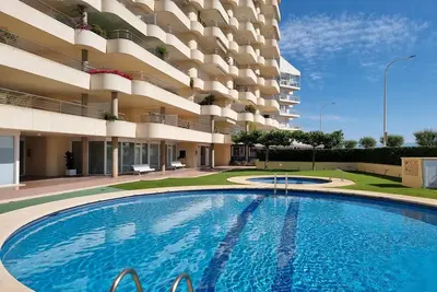 Image de Appartement face à la mer avec terrasse et piscine commune à L'Escala