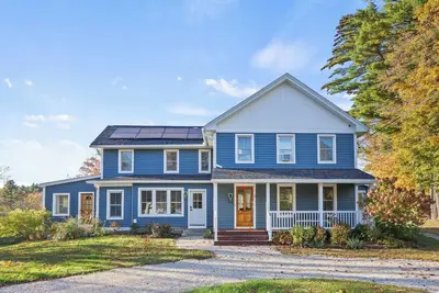 Image de Beautifully Restored 1860's Stockbridge Farmhouse- short walk to downtown!