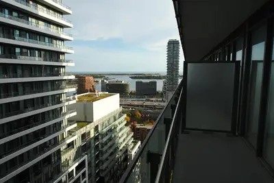 Image de Downtown one bedroom condo with lake and city view.