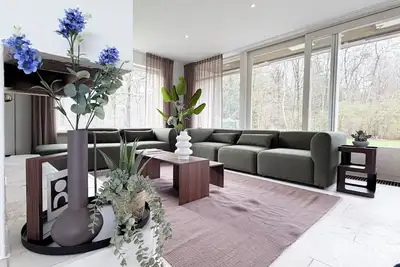 Image de Bienvenue à Xl Nature Villa, une spacieuse villa de 240 m² pouvant accueillir jusqu’à 18 personnes, proche des forêts de Tilburg et idéale pour familles, groupes et amoureux de la nature.