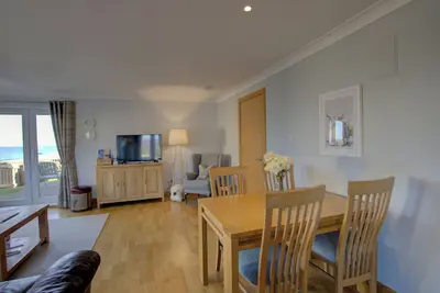 Image de Ground floor 2-bedroom spacious apartment overlooking the famous James Braid Brora Golf Course.