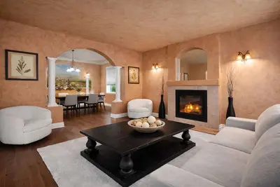 Image de Sleeps 16 on 1. 3 private acres near Boston Harbor. Spacious 6br home with hot tub, game room, exercise equipment & large gathering spaces. Ideal for groups & families seeking privacy, comfort & fun with room to spread out and enjoy time together.