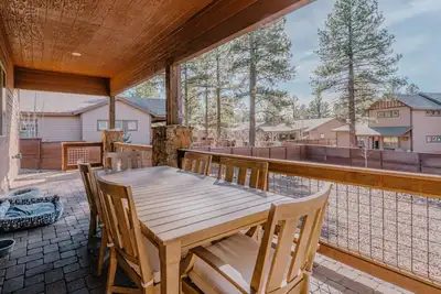 Image de #PineTop retreat-6Beds-Fireplace-Soaking tub-games-new-PBall-30min to SnowBowl!