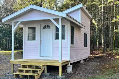 Image de Lakefront Cottage minutes to downtown and Baxter State Park