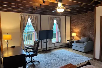 Image de 3300sf apt in historic bldg, in heart of downtown at the corner of two rivers.