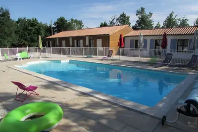 Image de Gîte lavande avec piscine, niché entre terre et mer